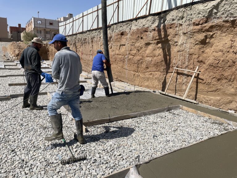 فريق العمل أثناء صب الخرسانة العادية للأساسات