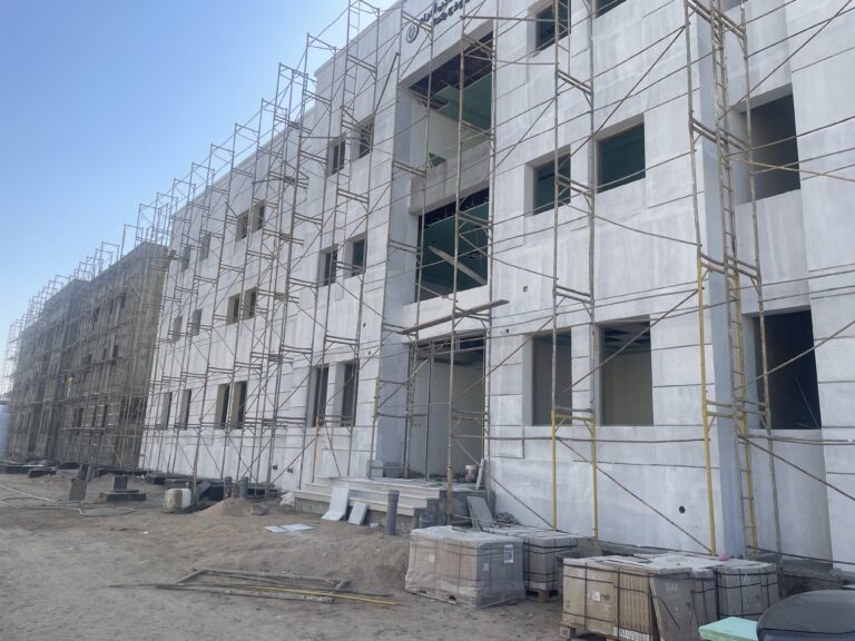 مبنى بعد مرحلة العظم وجدران البلوك مع السقالات
